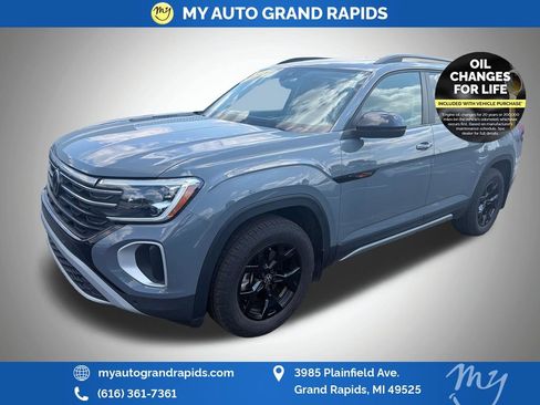 Used 2024 Volkswagen Atlas Peak Edition SEL AWD/4WD image 3