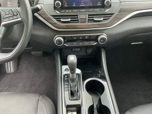 Used 2024 Nissan Altima 2.5 SV FWD image 12