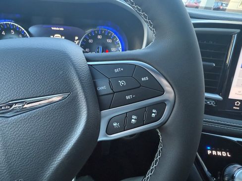 New 2026 Chrysler Pacifica Select image 18