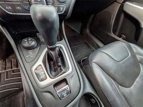 Used 2018 Jeep Cherokee Trailhawk image 23