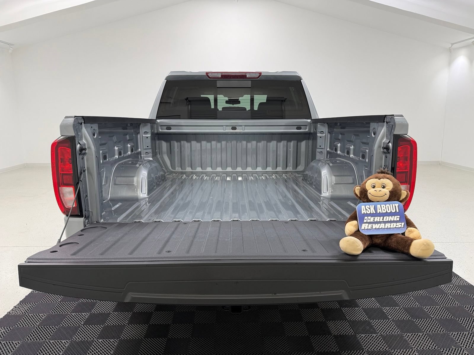 Used 2026 GMC Sierra 1500 SLE w/ Preferred Package RWD image 9