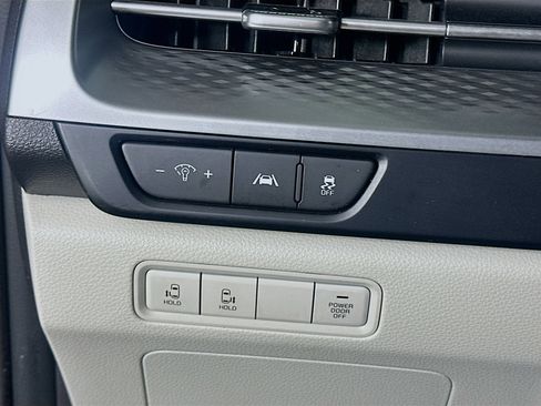 Used 2024 Kia Carnival LX image 17