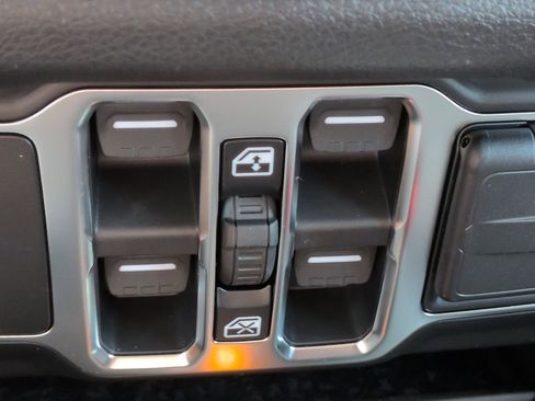 Certified 2026 Jeep Gladiator Sport AWD/4WD image 22