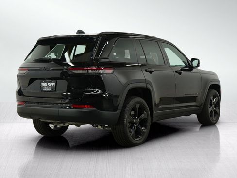 Used 2024 Jeep Grand Cherokee Limited w/ Black Appearance Package AWD/4WD image 5