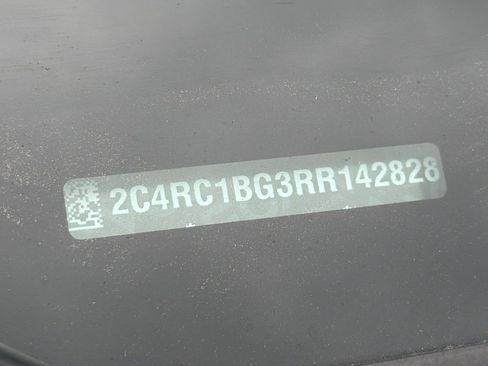 Used 2024 Chrysler Pacifica Touring-L image 2