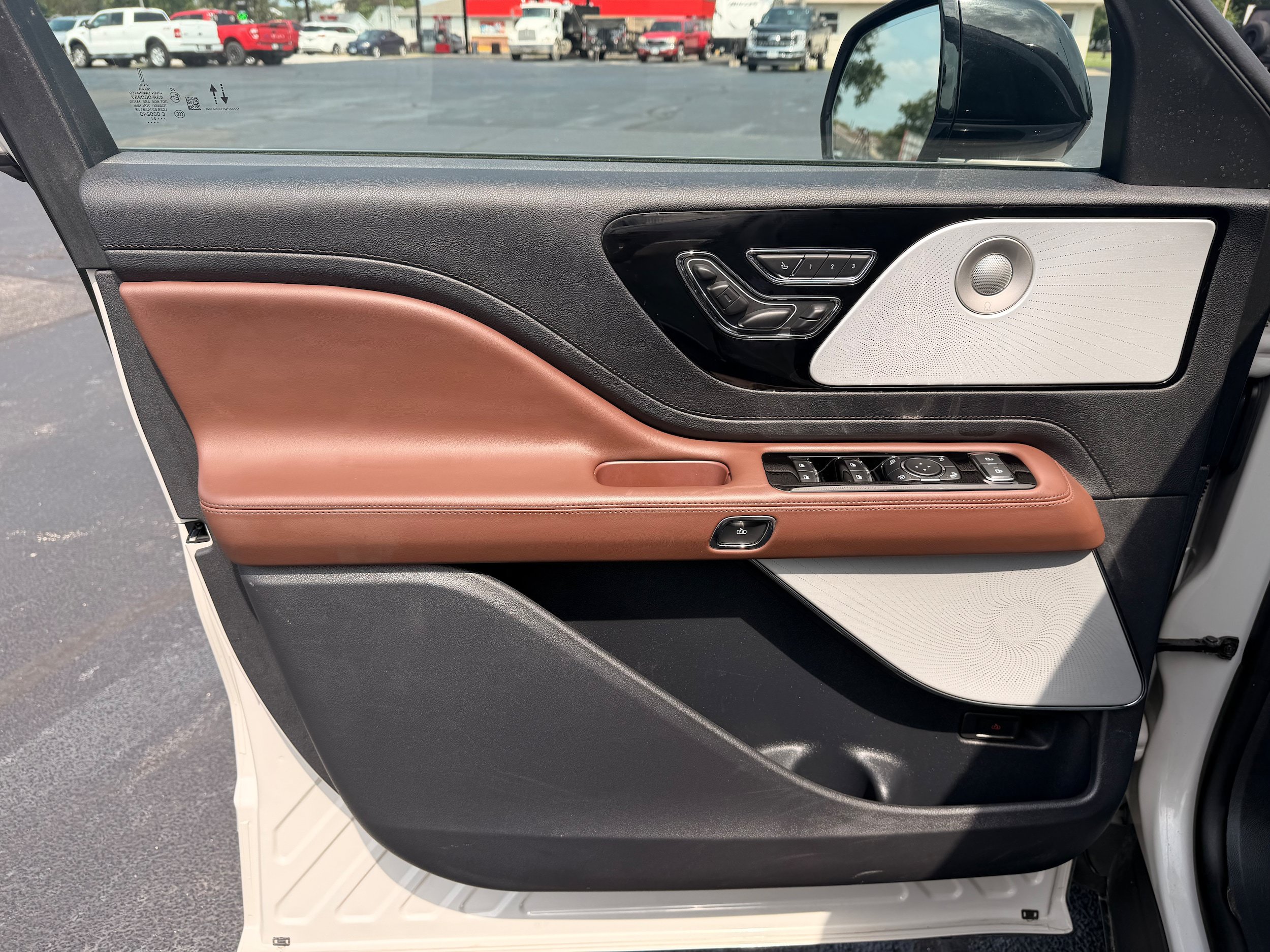 Used 2025 Lincoln Aviator Reserve w/ Equipment Group 201A AWD/4WD image 13