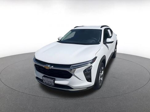 Used 2025 Chevrolet Trax LT FWD image 7