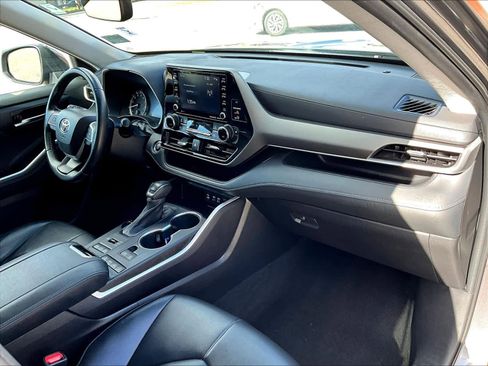 Used 2022 Toyota Highlander XLE image 14