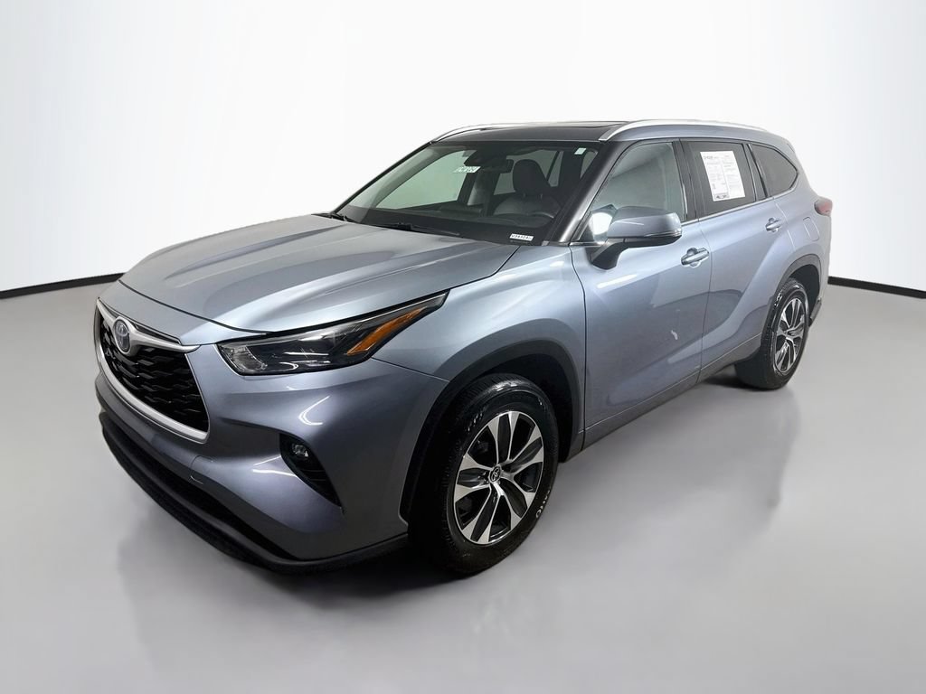 Used 2022 Toyota Highlander XLE FWD image 3