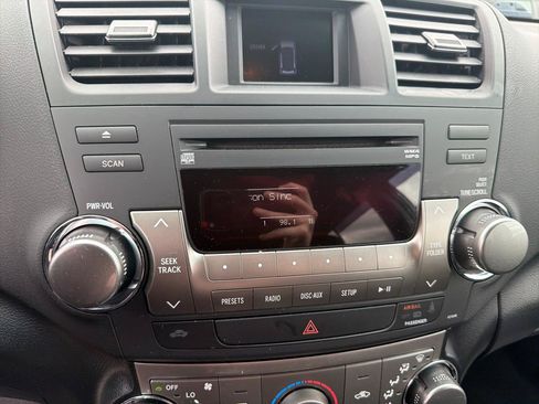 Used 2012 Toyota Highlander SE w/ Tow Pkg AWD/4WD image 25