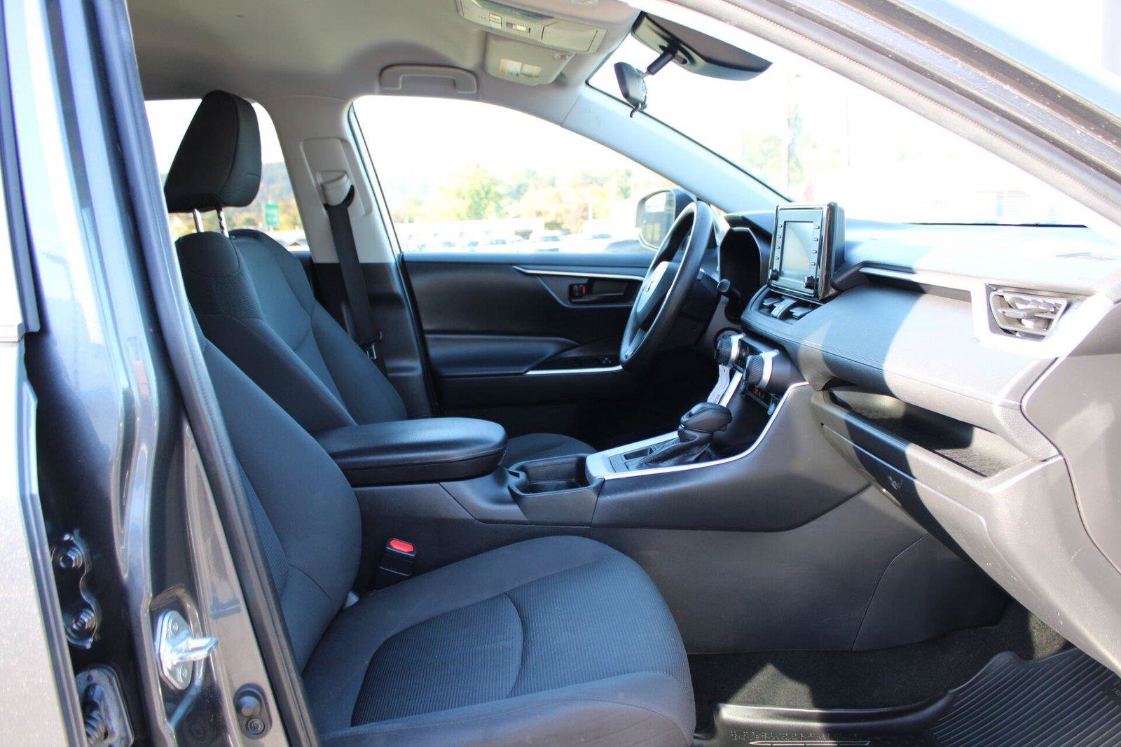 Used 2021 Toyota RAV4 LE AWD/4WD image 10
