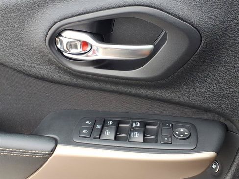 Used 2017 Jeep Cherokee Latitude FWD image 17