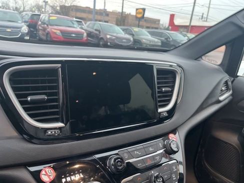 Used 2025 Chrysler Pacifica Select image 13