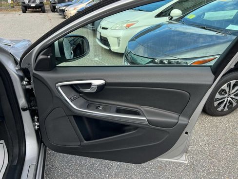 Used 2018 Volvo S60 T5 Inscription image 12