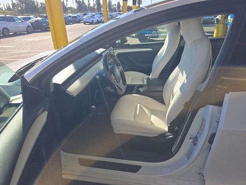 Used 2023 Tesla Model 3 Standard Range image 4