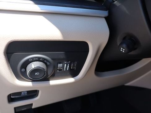 Used 2023 Jeep Grand Cherokee L Limited w/ Luxury Tech Group II AWD/4WD image 18