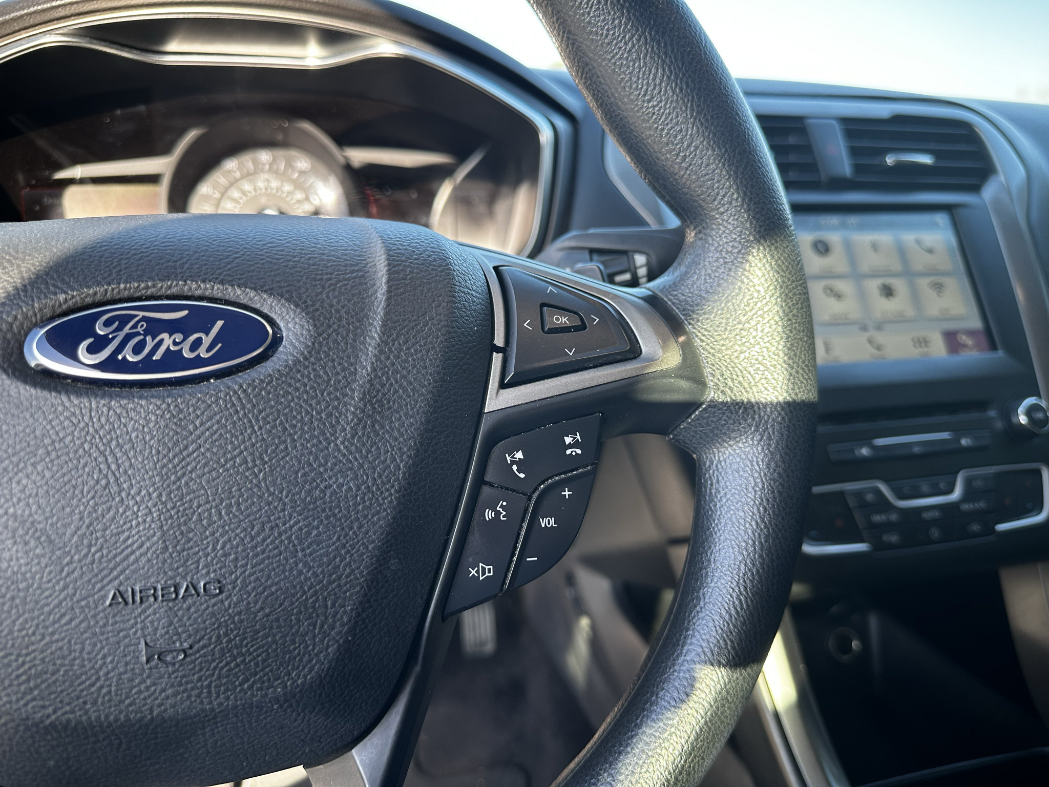 Used 2017 Ford Fusion SE w/ Fusion SE Technology Package FWD image 16