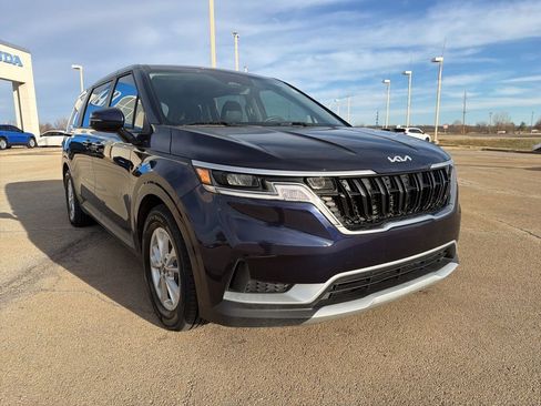 Used 2024 Kia Carnival LX image 3