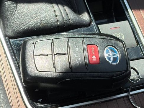 Used 2021 Toyota Sienna XLE FWD image 11