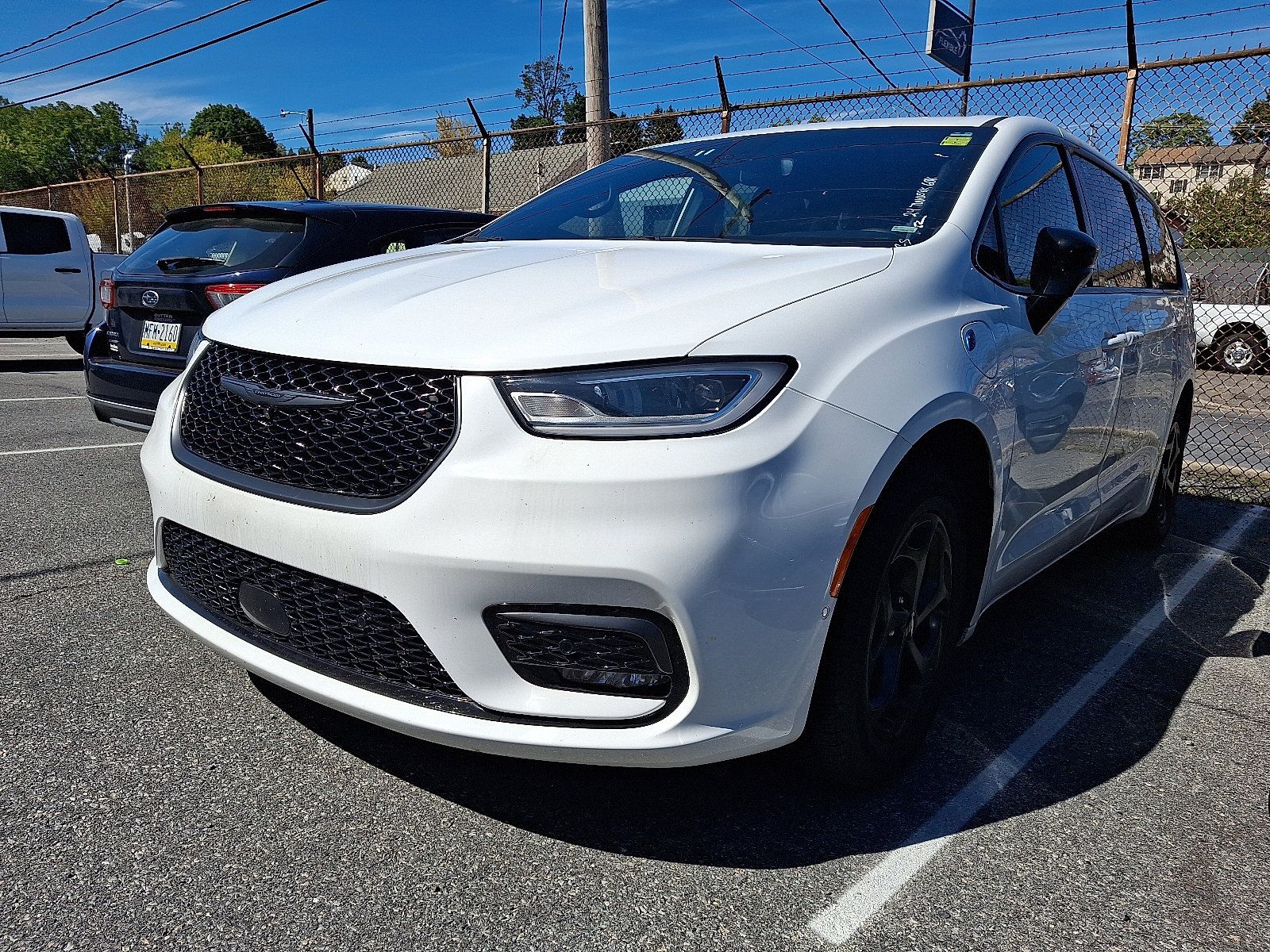 Used 2024 Chrysler Pacifica Limited FWD image 1