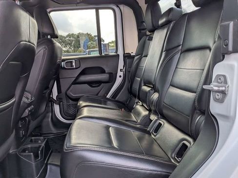 Used 2020 Jeep Gladiator Overland AWD/4WD image 14