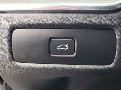 Used 2025 Volvo XC60 B5 Plus image 17