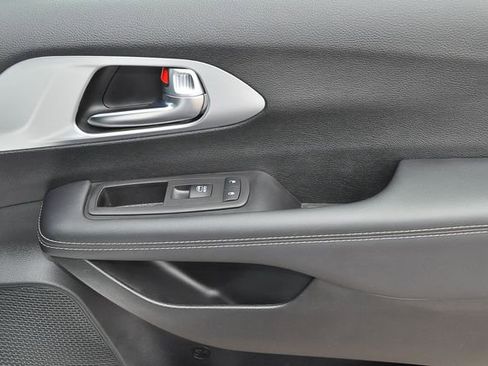 Used 2025 Chrysler Pacifica Limited FWD image 22