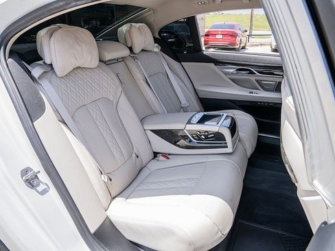 Used 2022 BMW 740i w/ Luxury Rear Seating Package RWD image 22