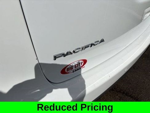 Used 2023 Chrysler Pacifica Touring FWD image 42