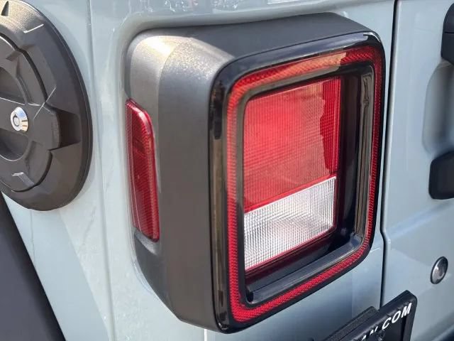 Used 2023 Jeep Wrangler Sport AWD/4WD image 11