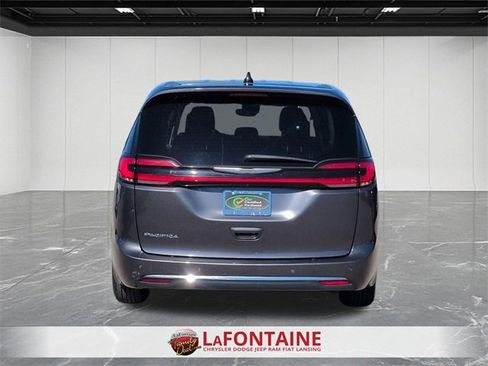Used 2023 Chrysler Pacifica Touring-L image 4