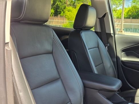 Used 2024 GMC Terrain SLT AWD/4WD image 30