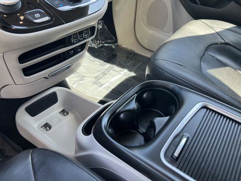Used 2022 Chrysler Pacifica Touring-L FWD image 37