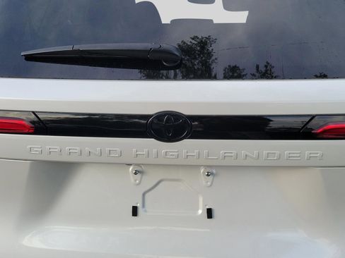 Used 2024 Toyota Grand Highlander Limited AWD/4WD image 20