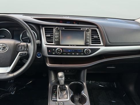 Used 2019 Toyota Highlander XLE AWD/4WD image 15
