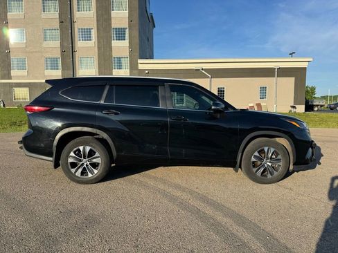 Used 2023 Toyota Highlander XLE AWD/4WD image 14