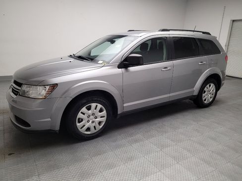Used 2018 Dodge Journey SE w/ Connectivity Group FWD image 2