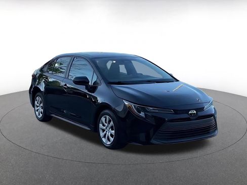 Used 2023 Toyota Corolla LE image 3