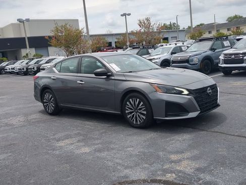 Used 2024 Nissan Altima 2.5 SV FWD image 4