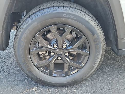 Certified 2024 Jeep Grand Cherokee Altitude AWD/4WD image 5