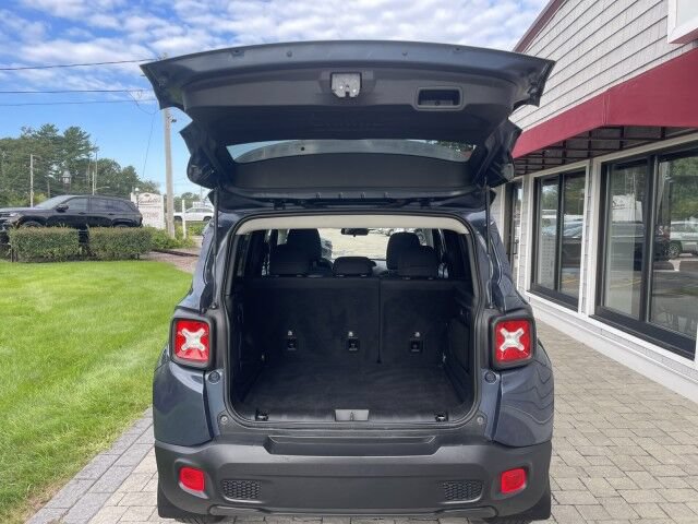 Used 2023 Jeep Renegade Altitude w/ Sun/Sound Group AWD/4WD image 17