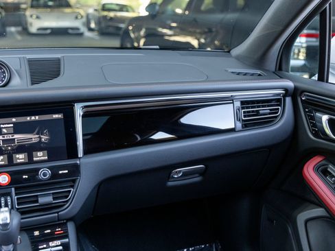 Certified 2025 Porsche Macan AWD/4WD image 49
