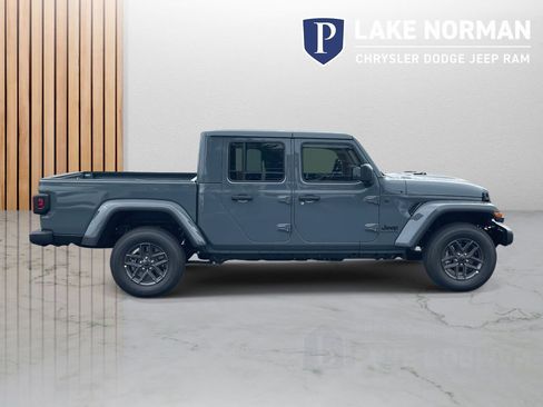 New 2025 Jeep Gladiator Sport image 10