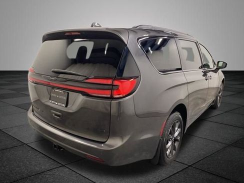 Used 2021 Chrysler Pacifica Touring image 7