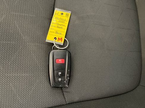 Used 2025 Toyota RAV4 XLE AWD/4WD image 26