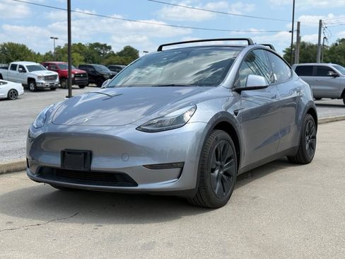 Used 2024 Tesla Model Y Long Range AWD/4WD image 2