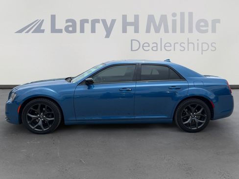 Used 2020 Chrysler 300 Touring w/ Sport Appearance Package RWD image 2