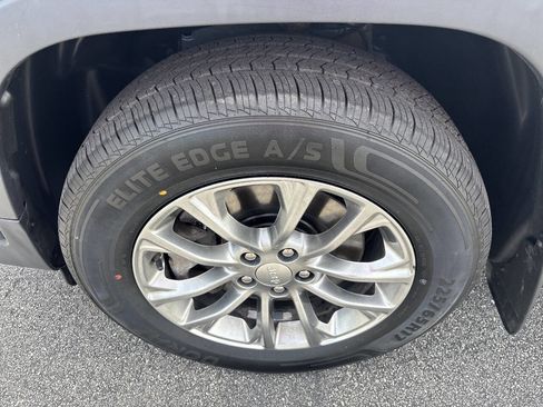 Used 2020 Jeep Cherokee Latitude Plus w/ Cold Weather Group AWD/4WD image 25