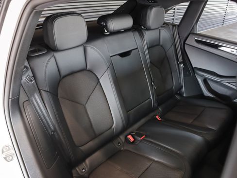Certified 2026 Porsche Macan AWD/4WD image 6