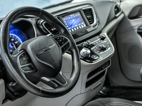 Used 2021 Chrysler Voyager LX FWD image 18